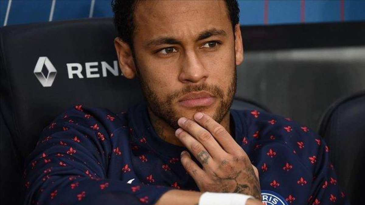 Neymar, en el banquillo del Paris Saint-Germain.