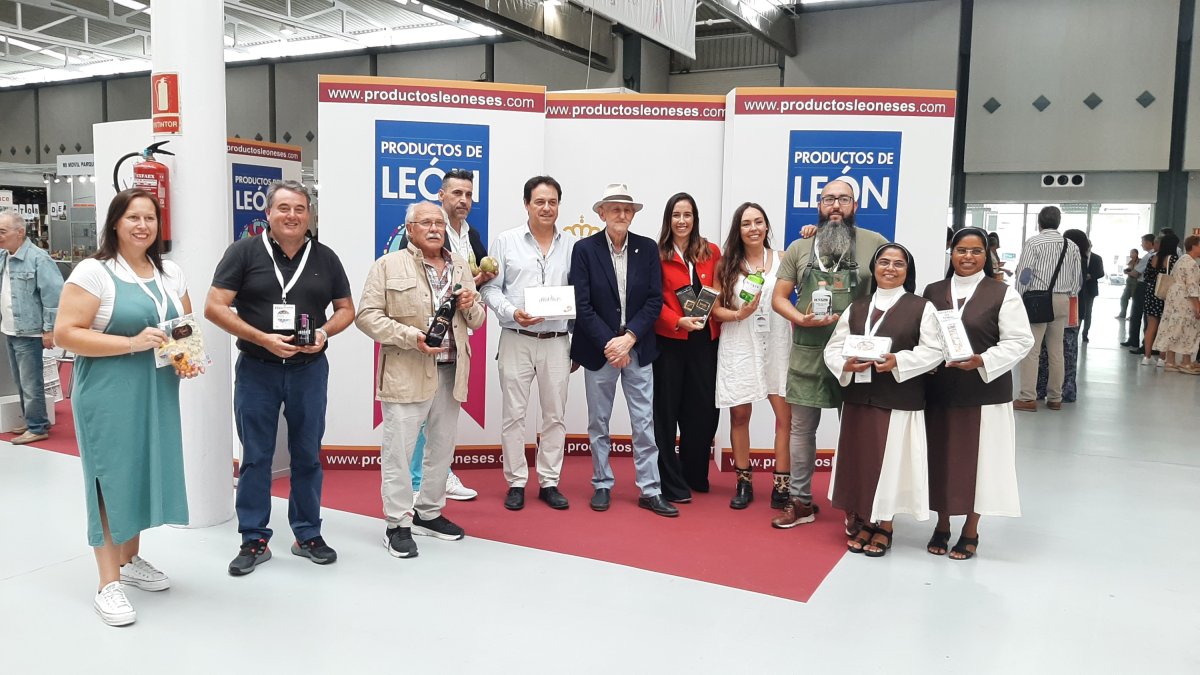 Productores asociados a la marca de calidad, junto a Matías Llorente, en el expositor de León en la Feria de Muestras de Valladolid. DIPUTACIÓN