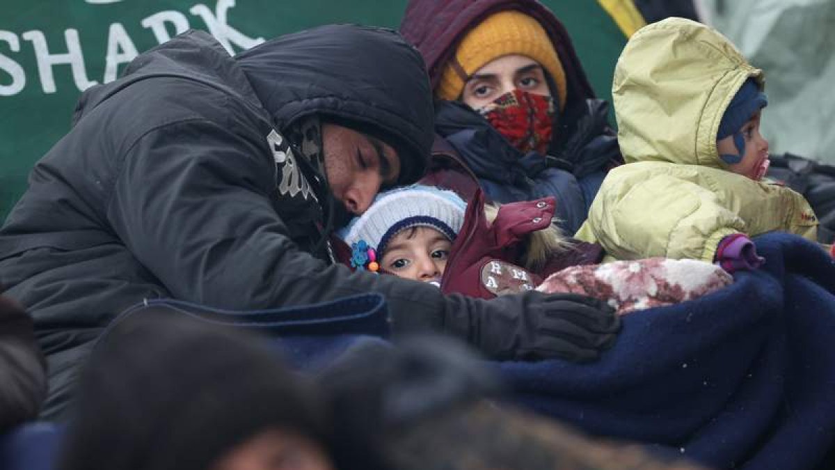 Una familia de migrantes, atrapados en la alambrada entre Bielorrusia y Polonia. OKSANA MANCHUK