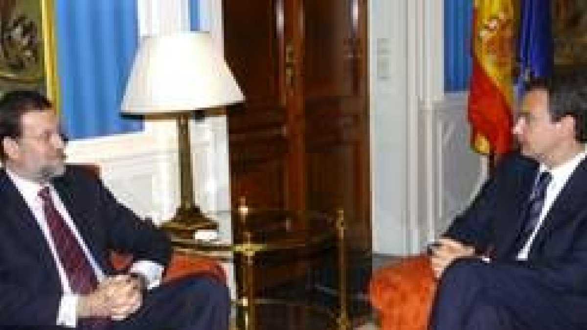 Zapatero y Mariano Rajoy conversan durante la reunión que ambos mantuvieron en la Moncloa
