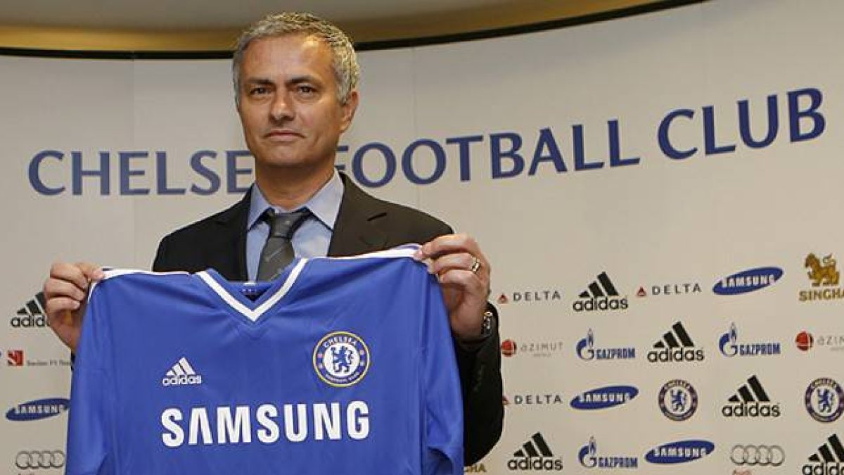 José Mourinho, con la camiseta del Chelsea, en su presentación como nuevo técnico del club londinense.