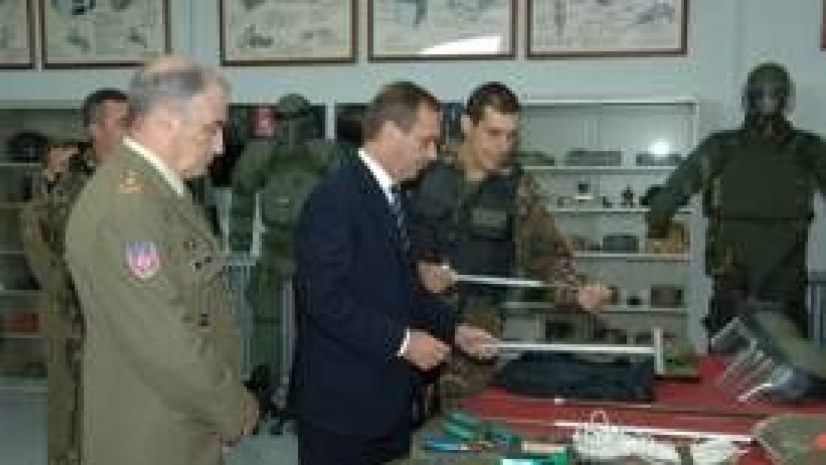 José Antonio Alonso visitó ayer las instalaciones del Centro Internacional de Desminado del Ejército