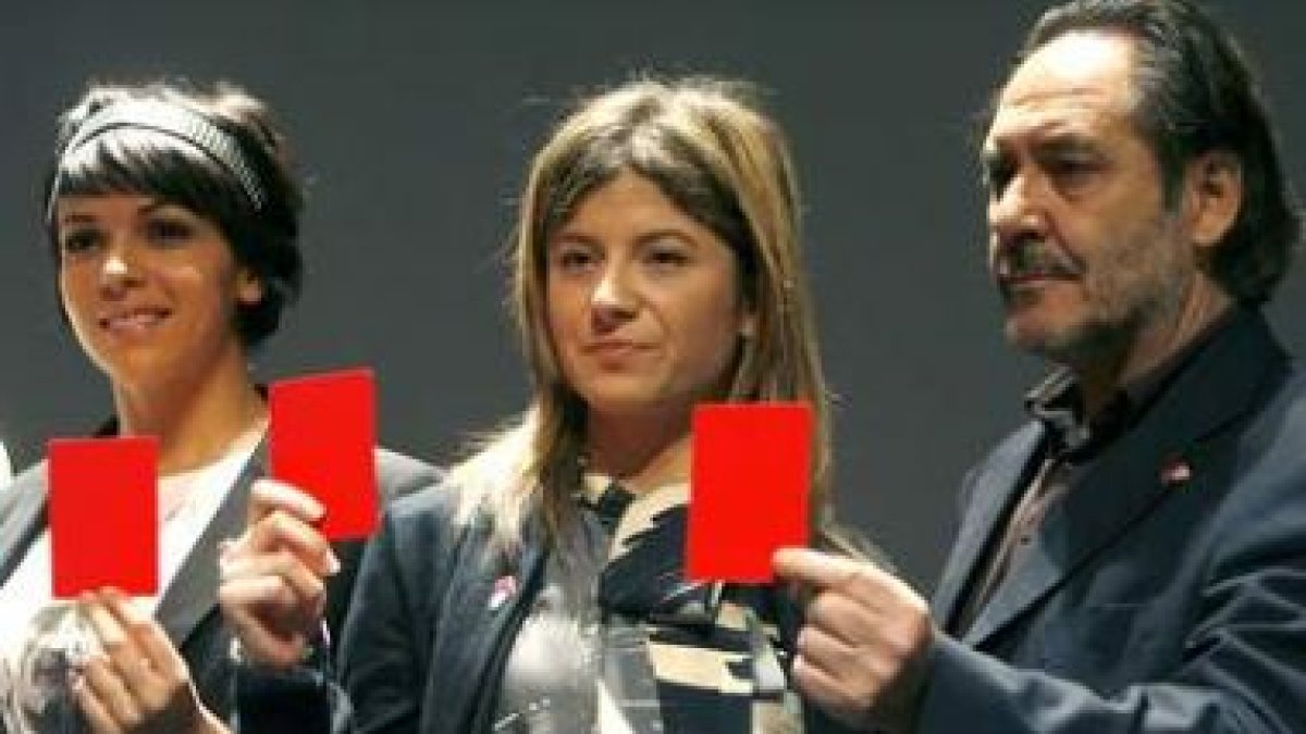 Raquel del Rosario, Aído y Santiago Ramos, con las tarjetas.