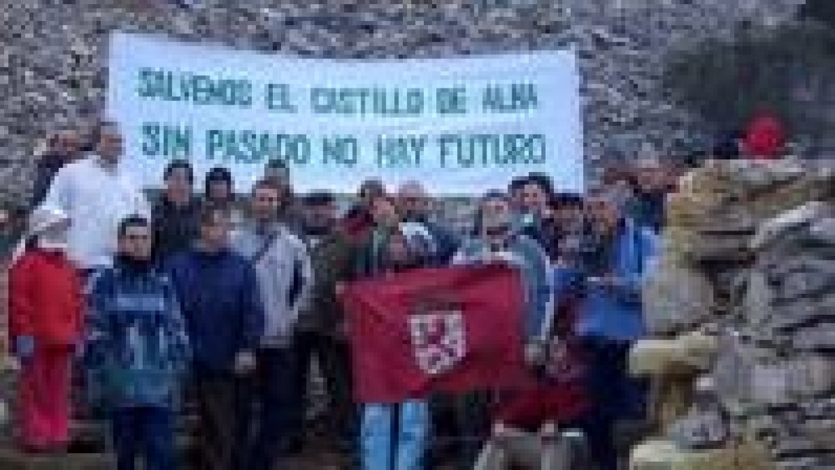 Miembros de colectivos ecologistas concentrados ayer en las ruinas del Castillo de Llanos de Alba