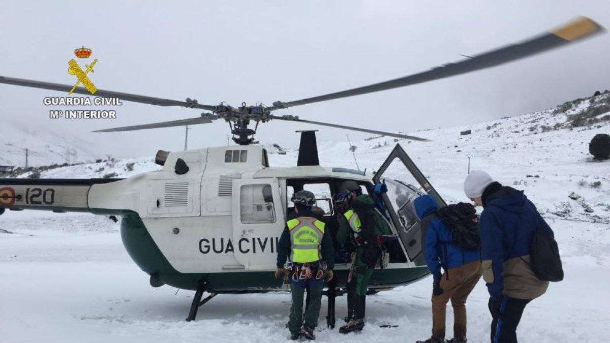 El montañero accidentado tuvo que ser trasladado en helicóptero hasta Pola de Gordón para ser atendido por los servicios sanitarios.