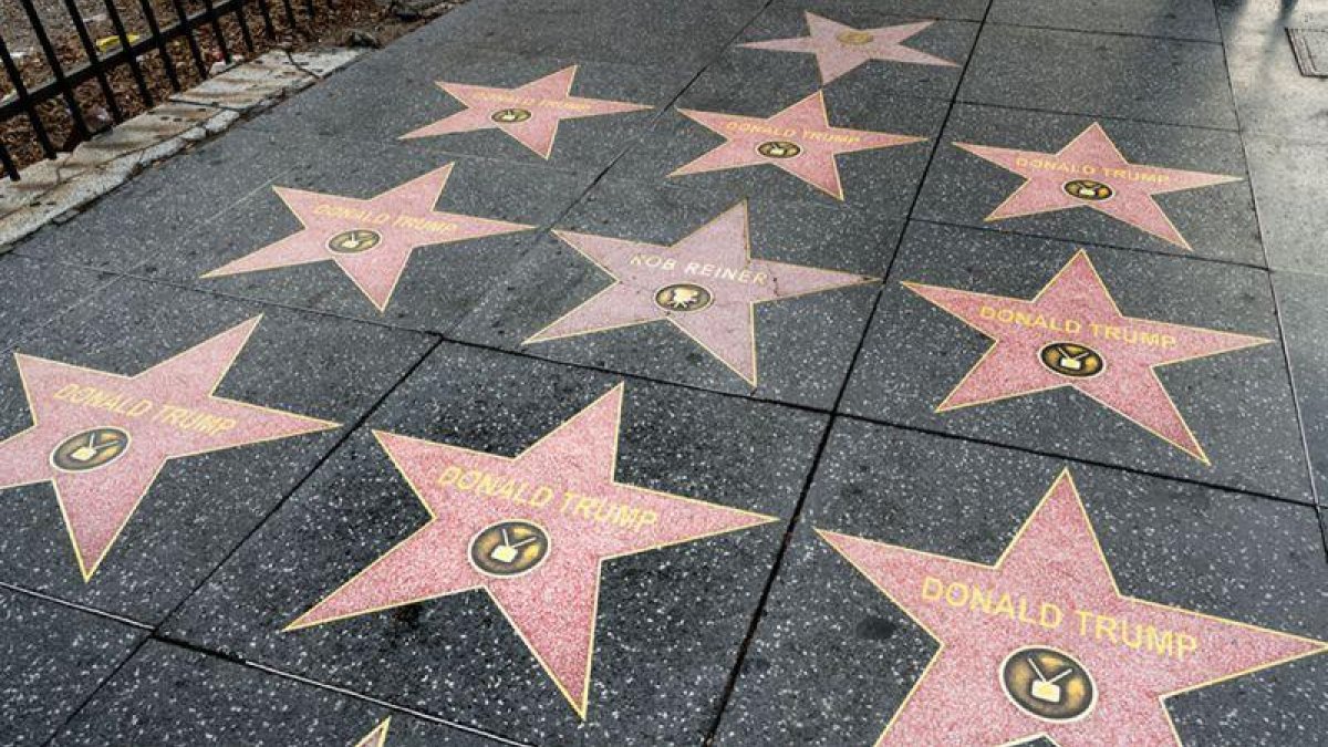 Pegatinas de la estrella de Donald Trump que han aparecido en el Paseo de la Fama de Hollywood.