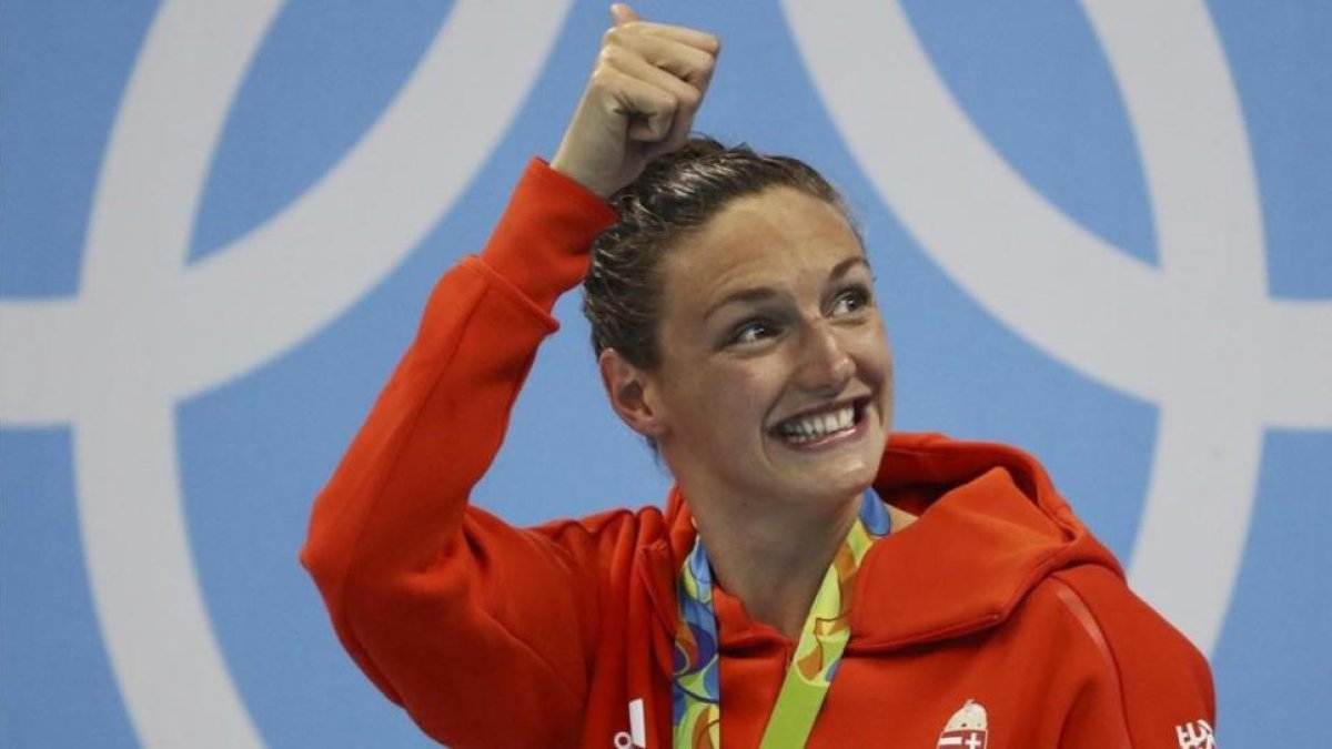 Katinka Hosszu saluda a los aficionados tras conquistar la medalla de oro y batir el récord del mundo.
