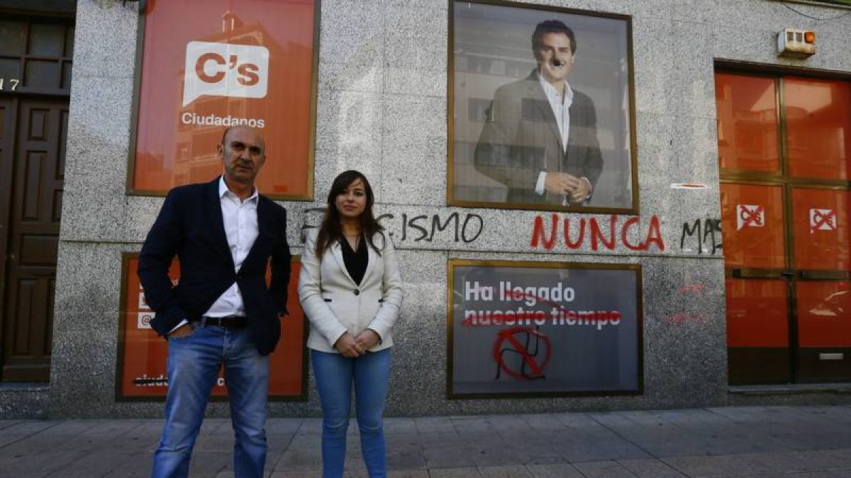 Sadat Maraña con Gemma Villarroel ante la sede de Ciudadanos en la calle Lancia, en León