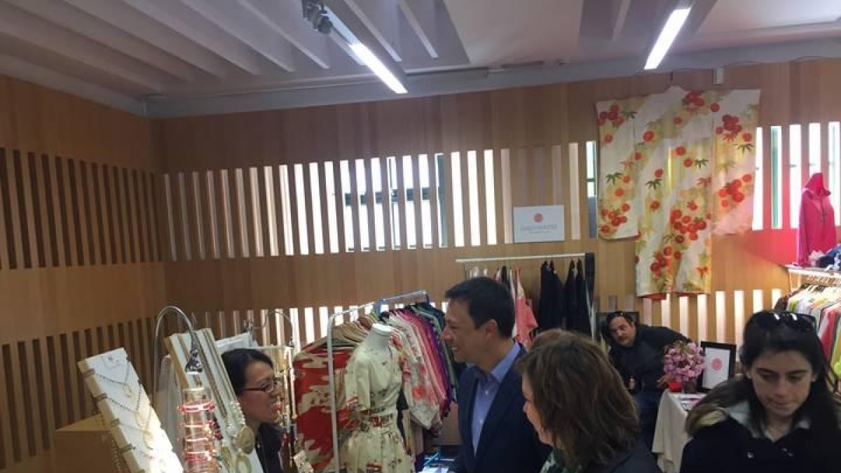 El concejal de Participación Ciudadana, Eduardo Tocino, visitó el Mercado Romántico.