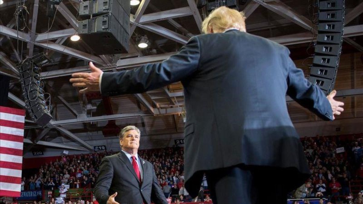 Trump saluda al presentador de televisión Sean Hannity en un mitin en Cape Girardeau, en Misuri, este lunes.