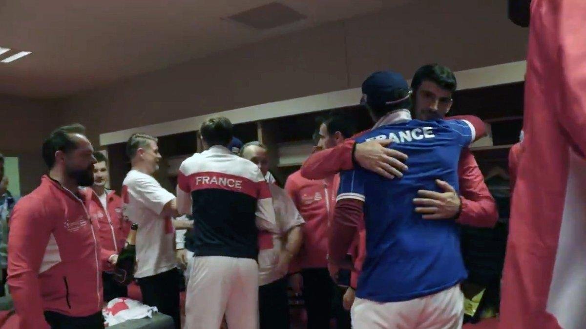 El abrazo del capitán francés, Yannick Noah, a los tenistas croatas.