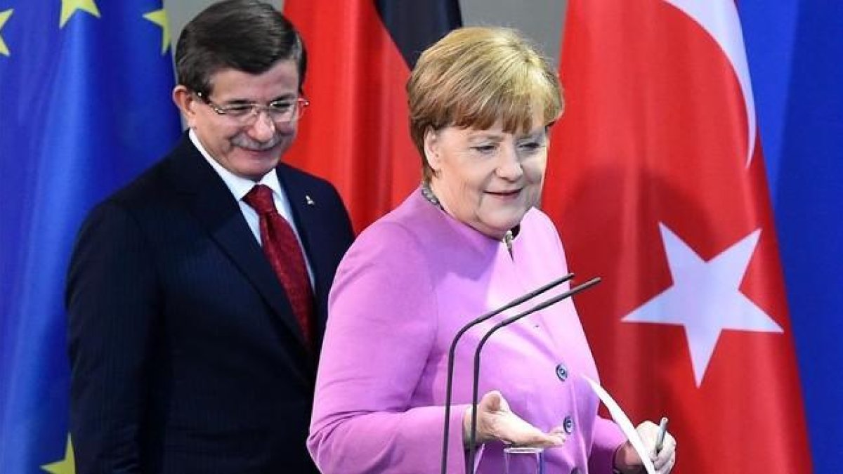 Davutoglu y Merkel se disponen a celebrar una conferencia de prensa, tras su encuentro en la cancillería, en Berlín, este viernes.