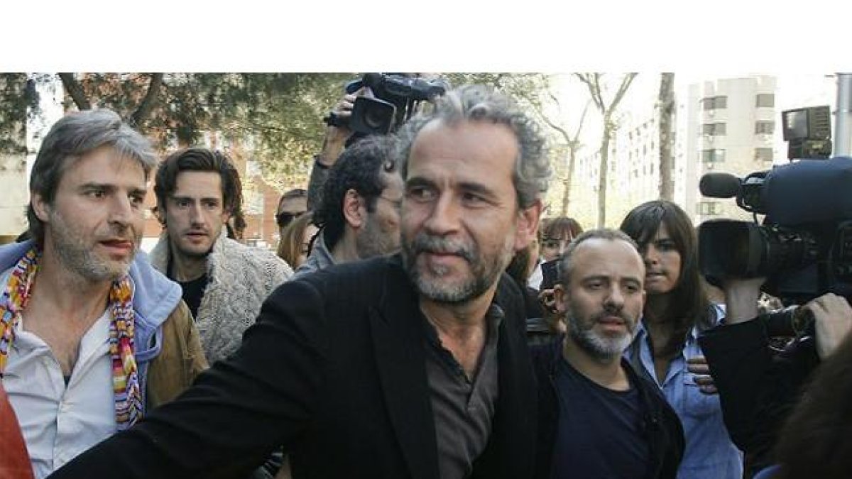 El actor Guillermo Toledo, en una imagen de archivo, escoltado por los también actores Alberto San Juan y Javier Gutiérrez, en el 2012.
