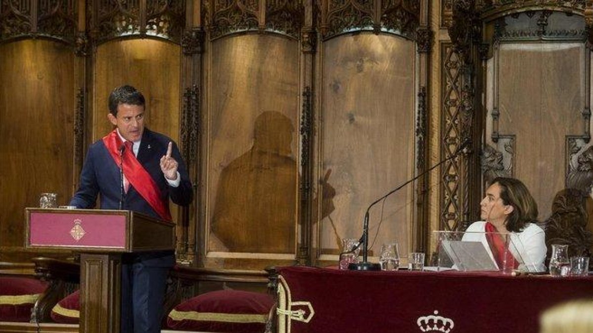 Manuel Valls se dirige a Ada Colau, este sábado.