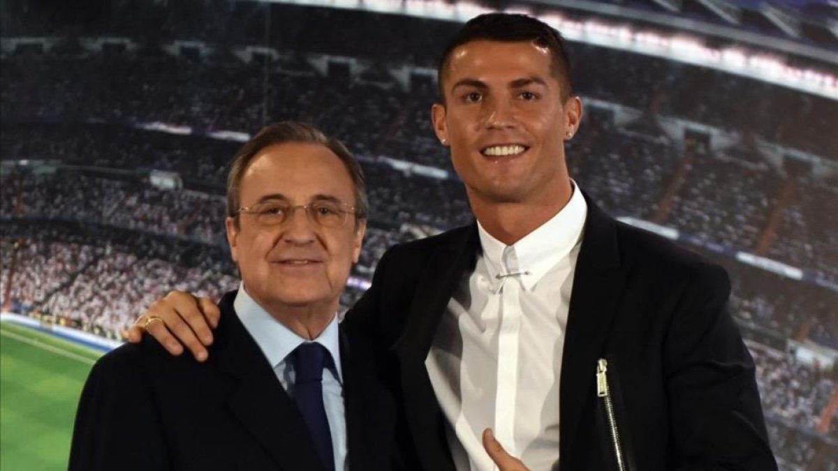 Florentino junto a Cristiano Ronaldo, en el acto de renovación del contrato del jugador portugués en noviembre del 2016.