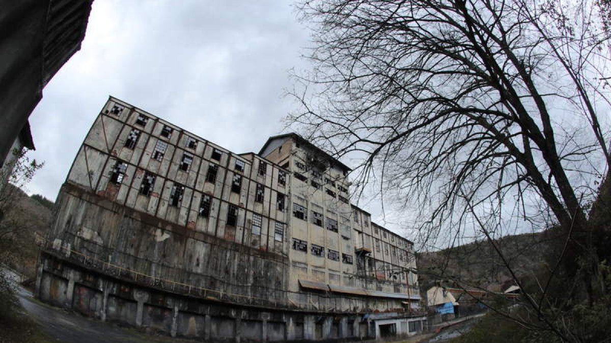 El antiguo lavadero de carbón de Antracitas de Fabero, en La Recuelga de Santa Cruz del Sil. L. DE LA MATA