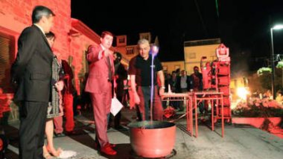 Pablo Lago (centro), junto a Pedro Muñoz (izquierda) durante la elaboración de la queimada.