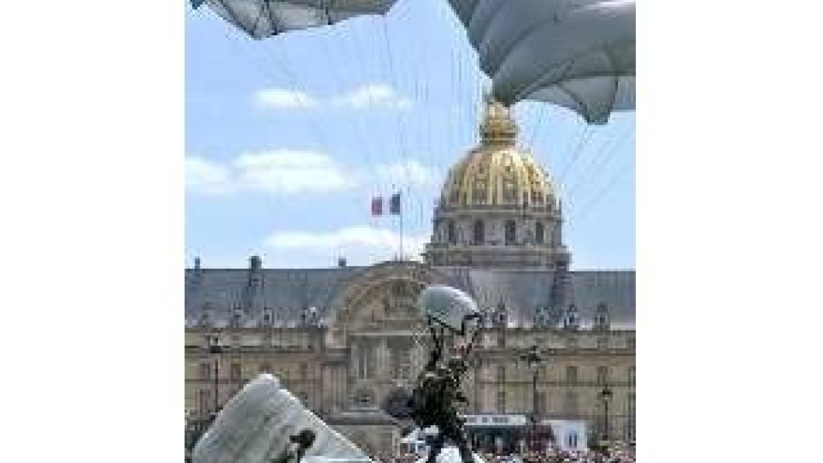Unos paracaidistas toman tierra frente a «Los Inválidos»