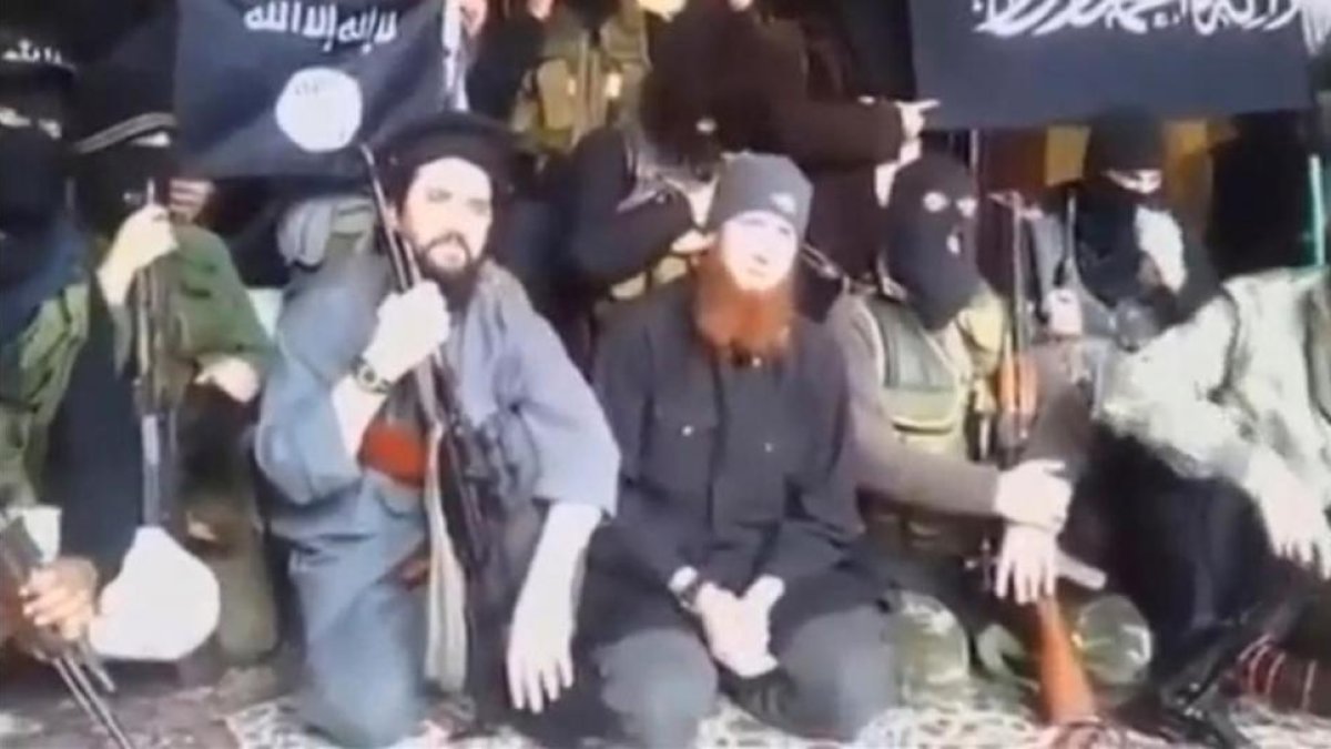 Al-Shishani (centro), sentado junto a combatientes yihadistas, en una imagen de un vídeo sin fechar difundido por las redes sociales.