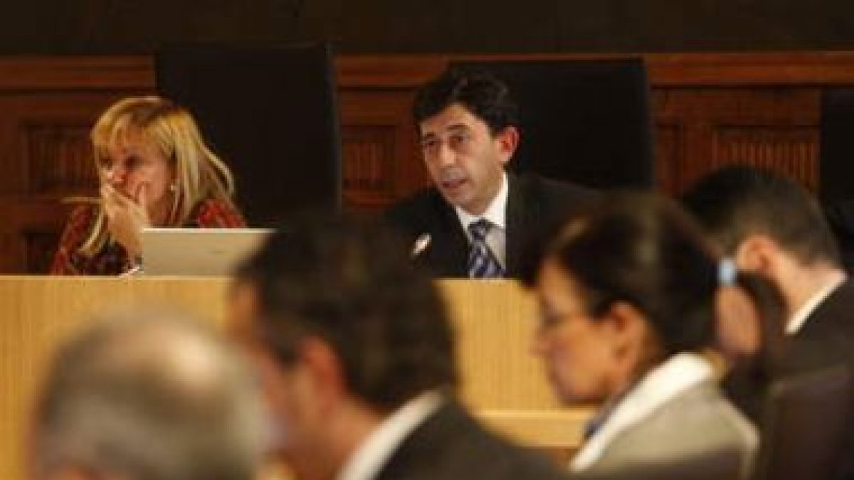 Isabel Carrasco atiende la defensa del presupuesto por parte del portavoz del PP, Jaime González