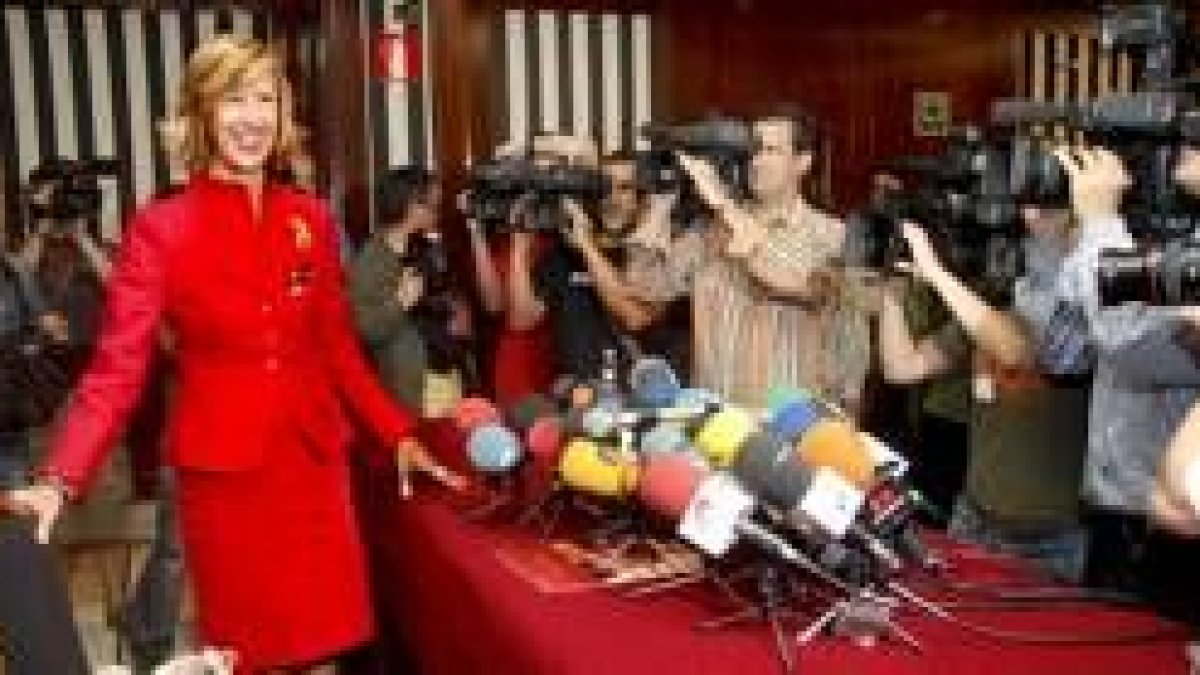 Rosa Díez compareció ante la prensa sola y vestida con un llamativo traje rojo