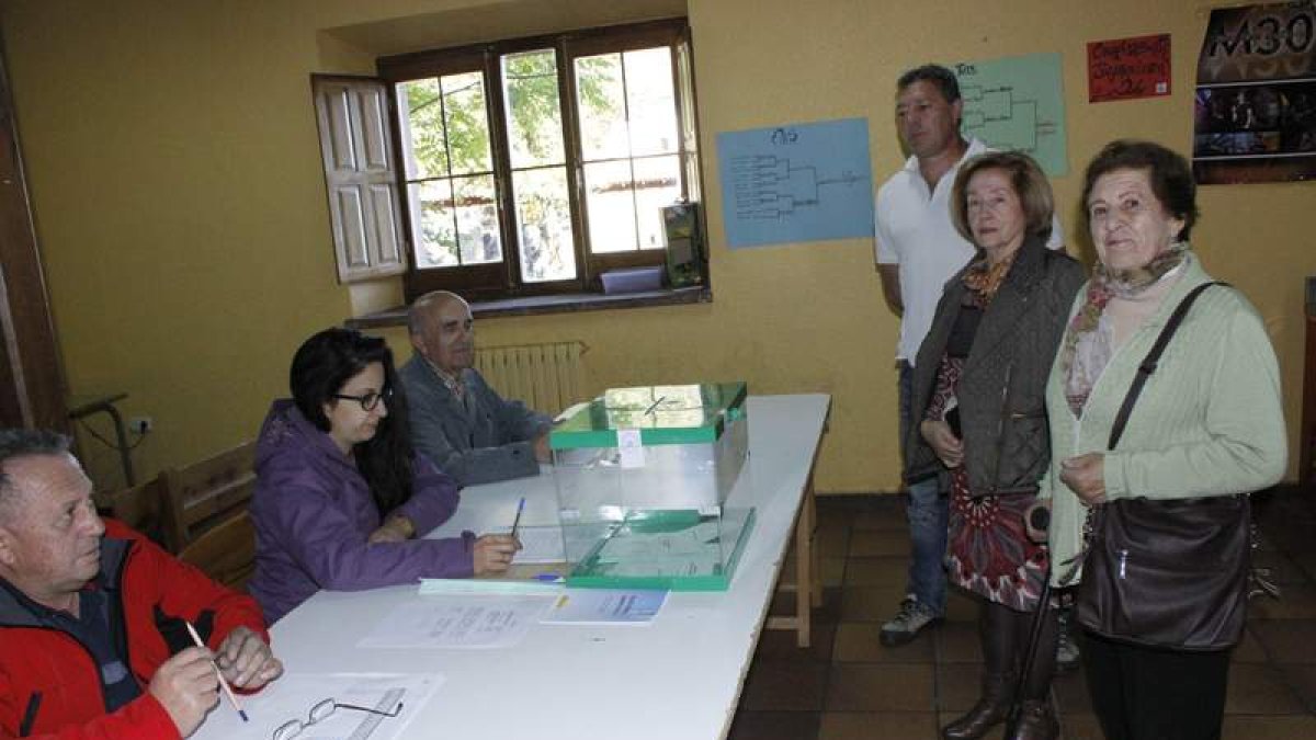 En la mesa electoral sólo se colocó la urna para elegir presidente del pueblo.