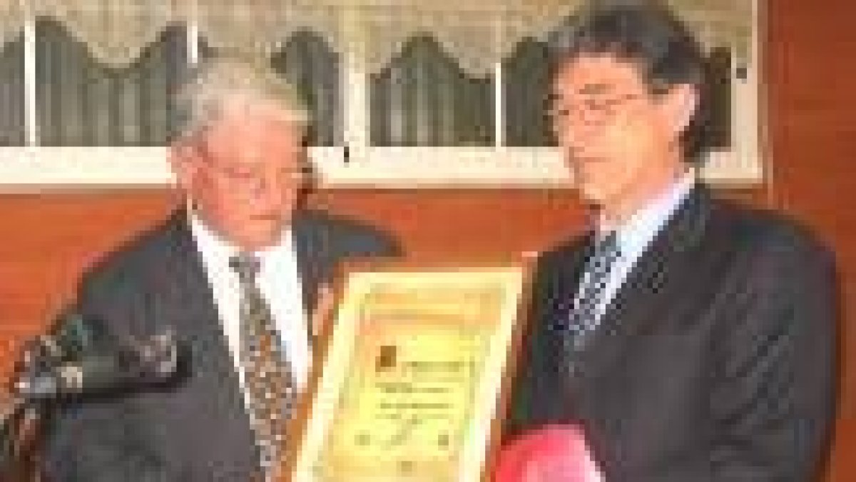 El cronista Ángel Pablos recibe el diploma de manos del alcalde