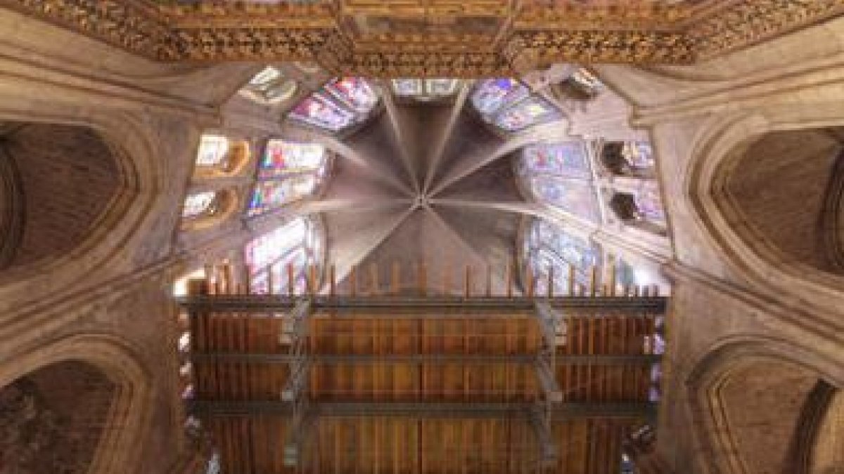 Imagen de la plataforma situada bajo el gran rosetón de la Catedral de León, a 14 metros de altura.