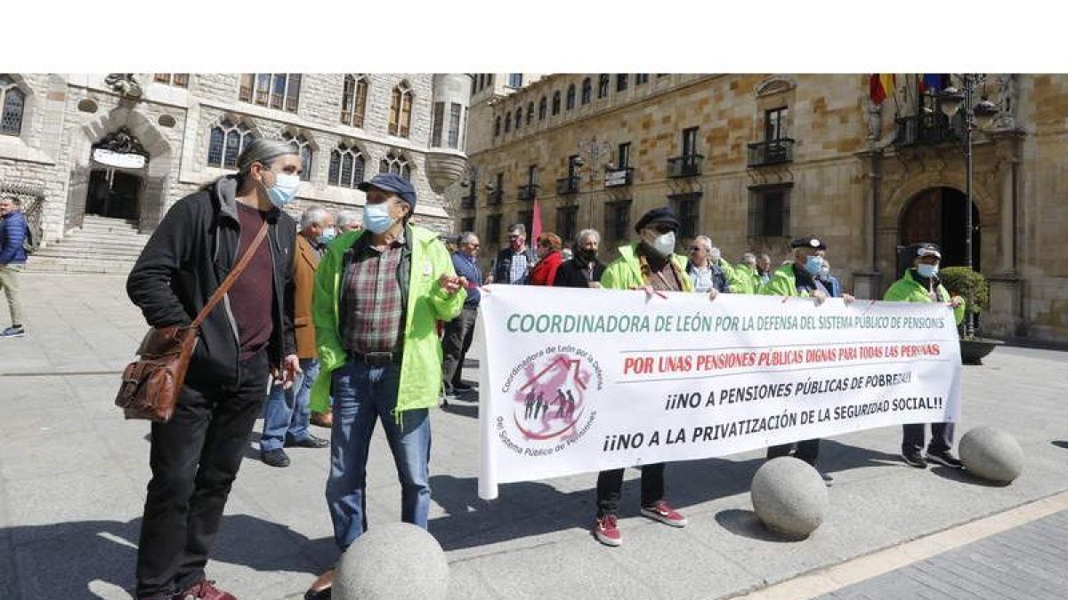 La coordinadora se concentró ayer por la mañana delante de Botines. MARCIANO PÉREZ