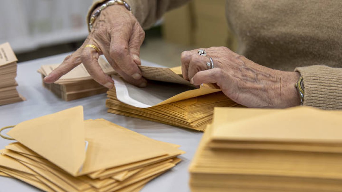 En todo el país, más de 984.000 ciudadanos votaron por correo en las municipales. RAQUEL MANZANARES