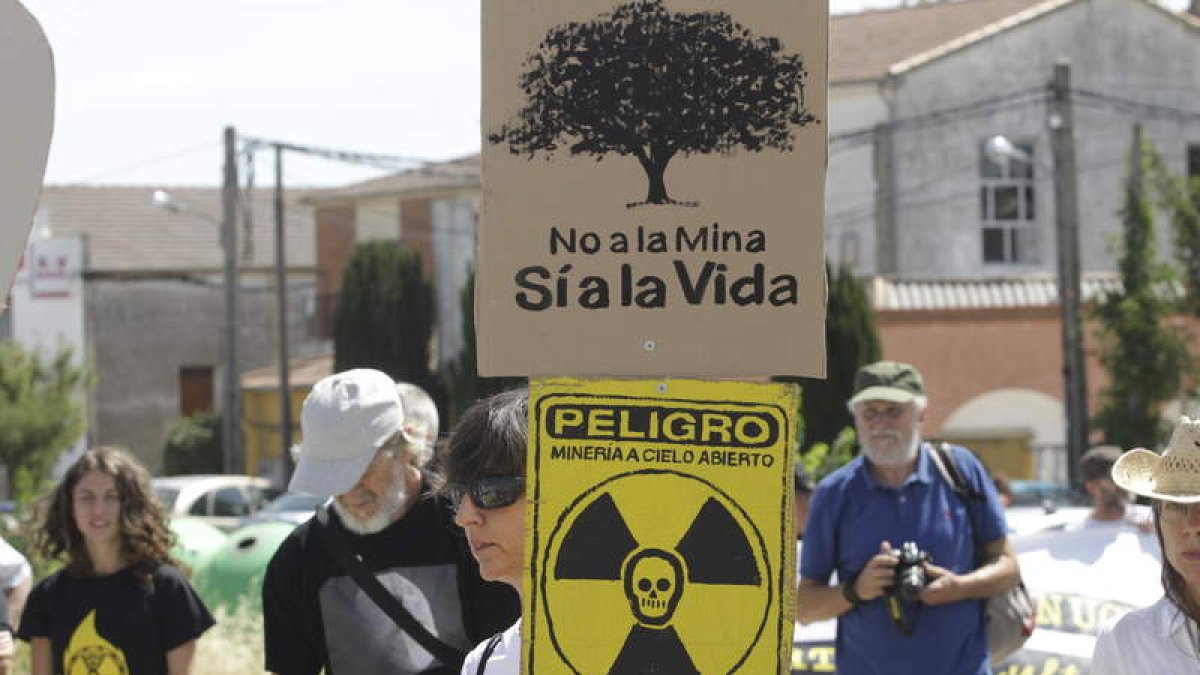 Protesta convocada por la plataforma Stop Uranio para pedir la paralización del proyecto. J. M. GARCÍA