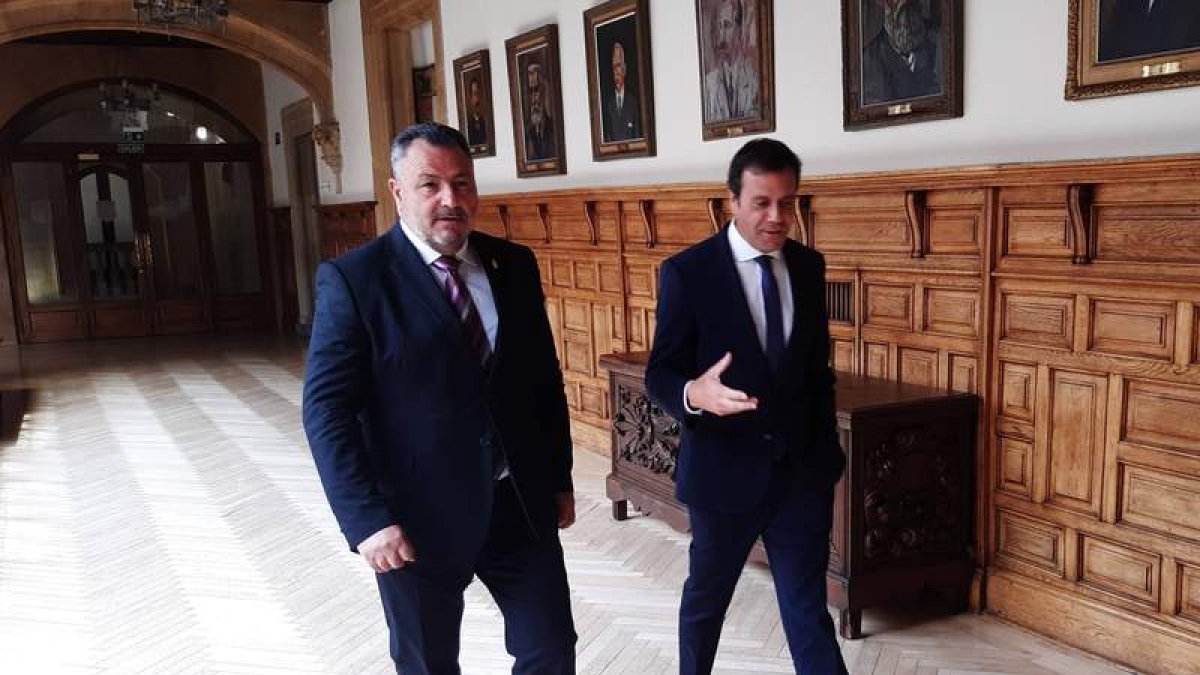 Eduardo Morán y Hernani Dinis Venancio, en el Palacio de los Guzmanes. DL