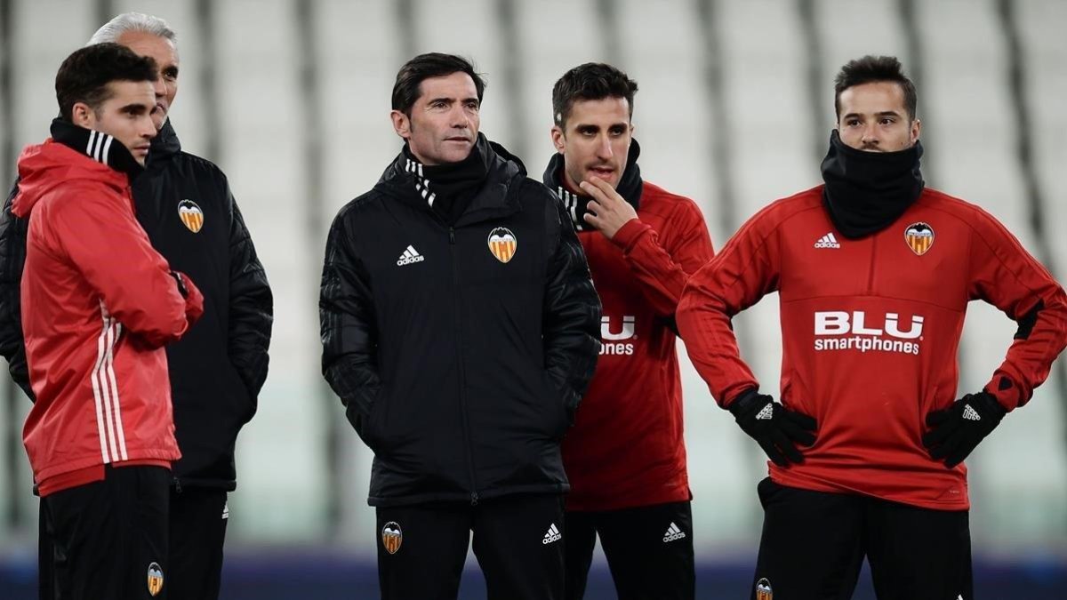 Marcelino, entrenador del Valencia (de azul), durante el entrenamiento en Turín.