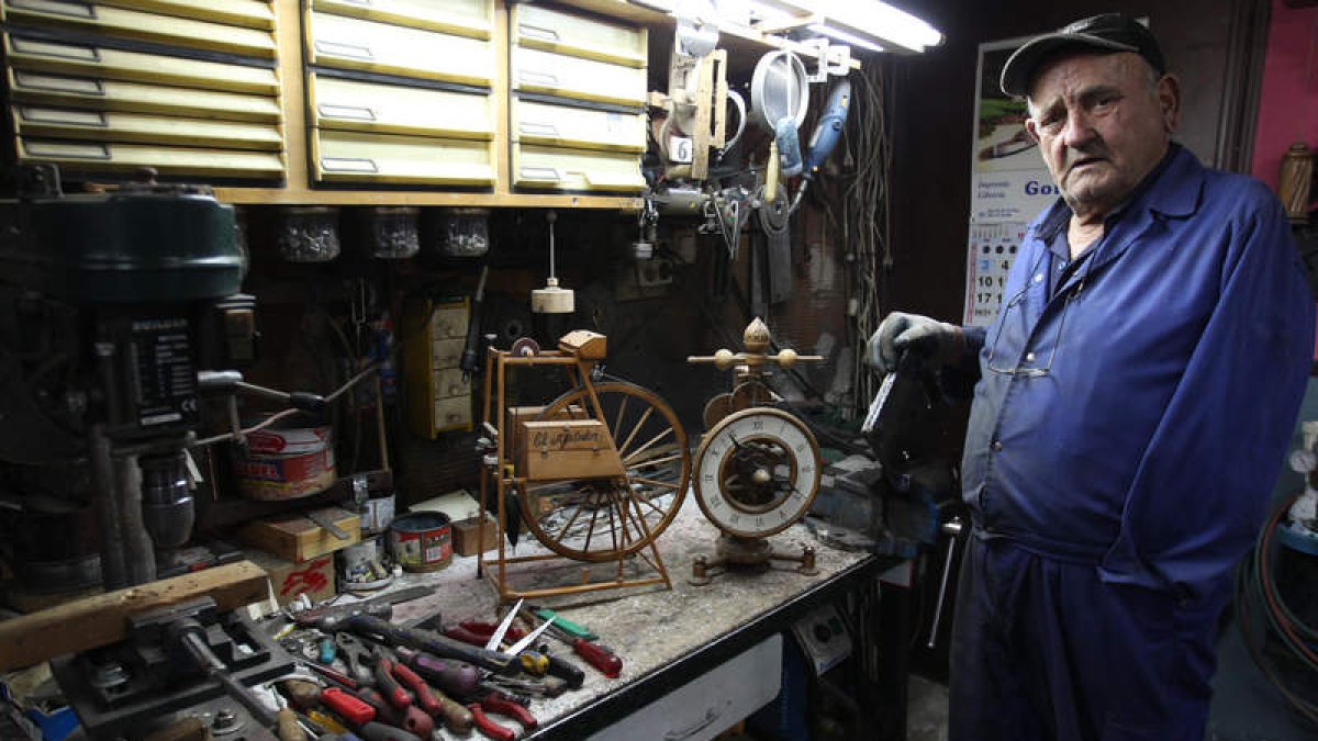 Sasi, como le conocen en su pueblo y en los alrededores, posa con algunos de los artilugios y herramientas que tiene en su taller, donde arregla prácticamente de todo.