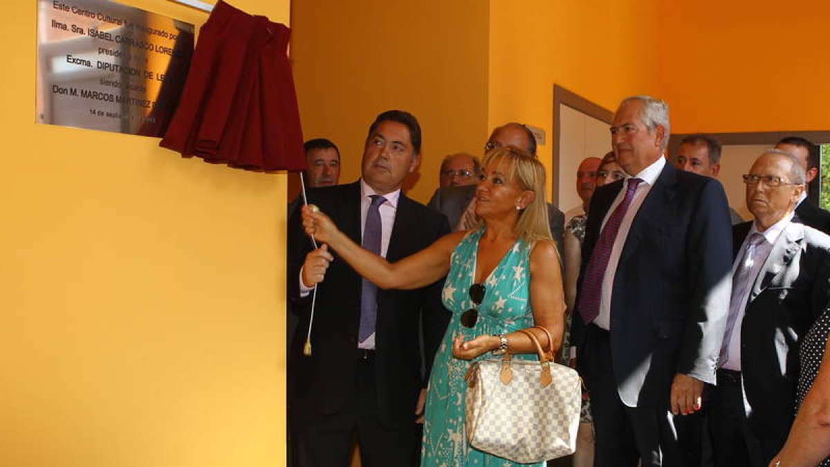 Isabel Carrasco descubre la placa en la inauguración del centro cultural de Lorenzana.