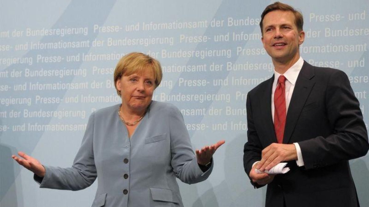 Angela Merkel y el portavoz del Gobierno, Steffen Selbert.