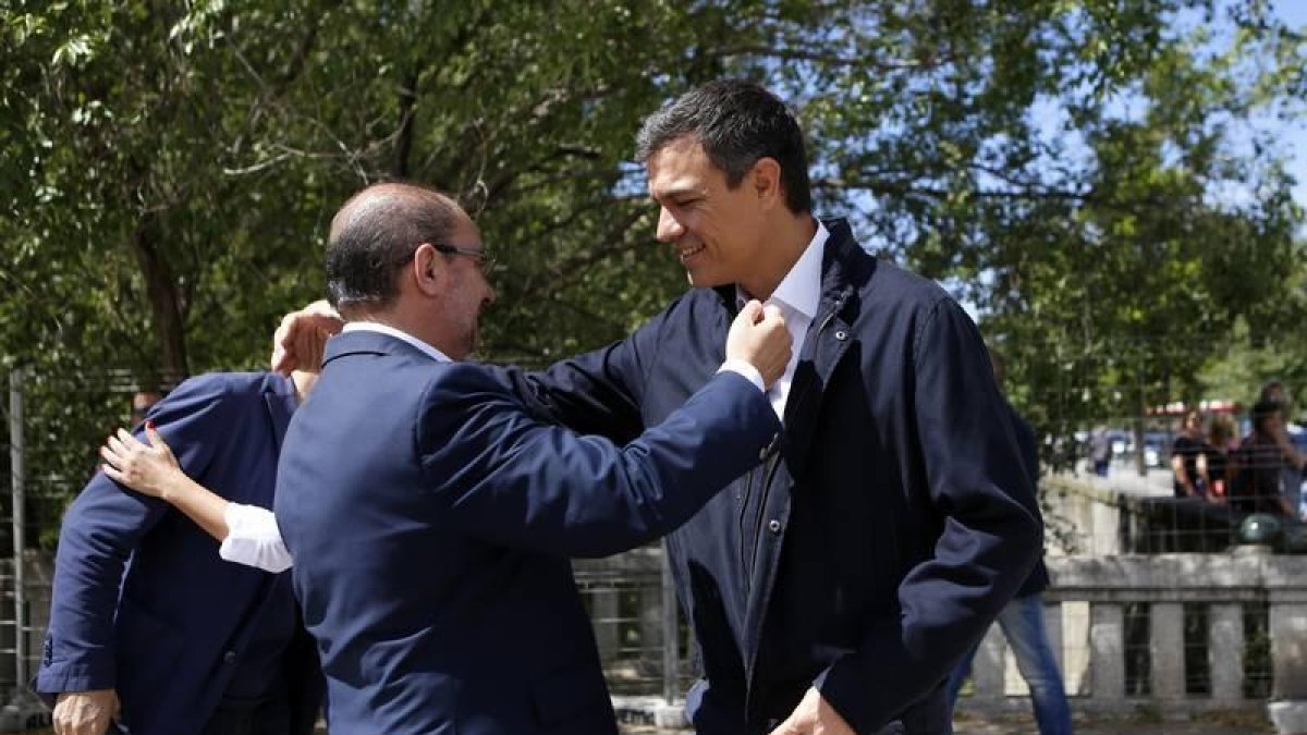 Lambán y Pedro Sánchez se saludan en una visita de este último a Zaragoza