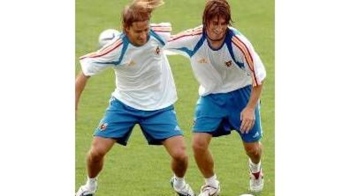Michel Salgado y Sergio Ramos pelean por un balón en la concentración de la selección española