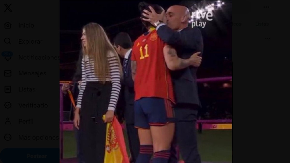 El polémico beso de Rubiales a Hermoso, junto a la Infanta Leonor. RTVE