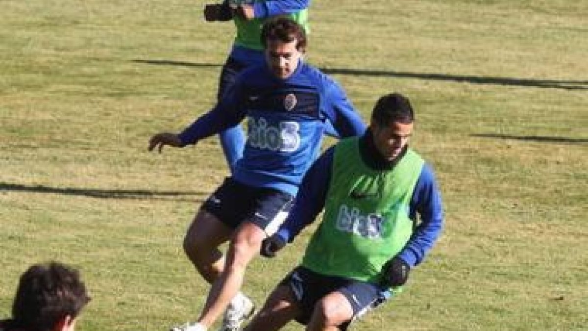 Saizar y Acorán vivieron un partido especial ante su ex equipo, el Tenerife.
