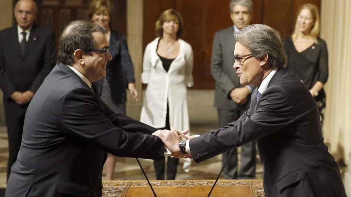 Jordi Jané saluda a Artur Mas durante el acto de ayer.