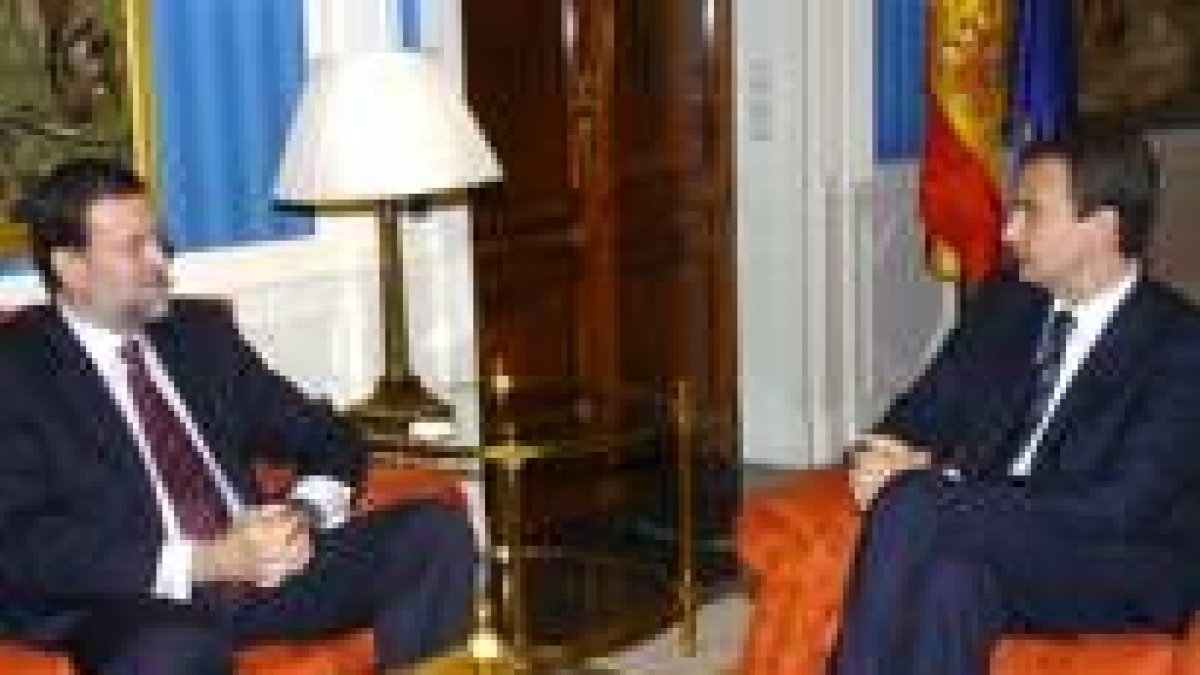 Zapatero conversa con Rajoy en la reunión que mantuvieron el pasado 24 de mayo en La Moncloa