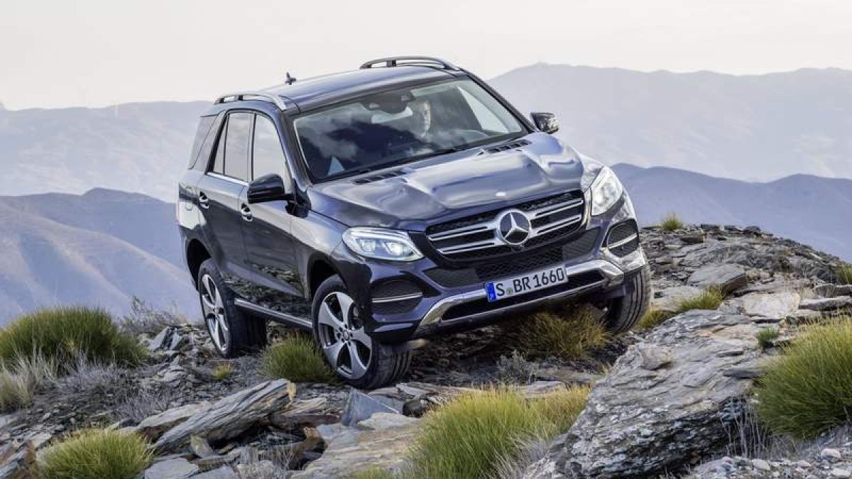 Parrilla, faros, paragolpes… el GLE adopta la también nueva imagen frontal de Mercedes-Benz.