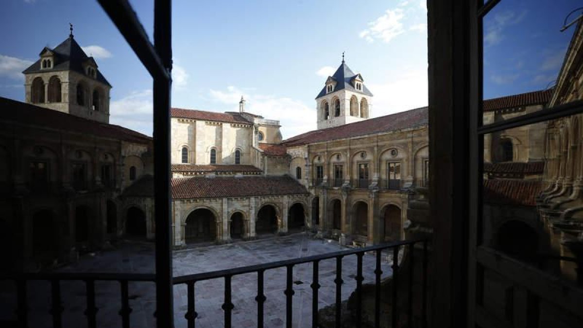 El claustro de San Isidoro, donde el rey adolescente Alfonso IX convocó las Cortes que dieron origen al parlamentarismo, el lugar donde por primera vez estuvieron presentes los representantes de las ciudades, artesanos y burgueses, junto a los poderosos.