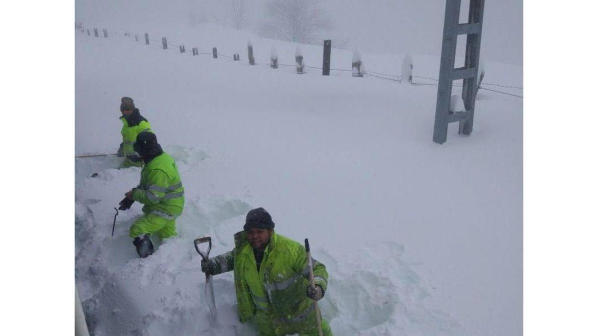 Las brigadas de Adif trabajan en la vía férrea entre León y Asturias, que acumula casi un metro de nieve.