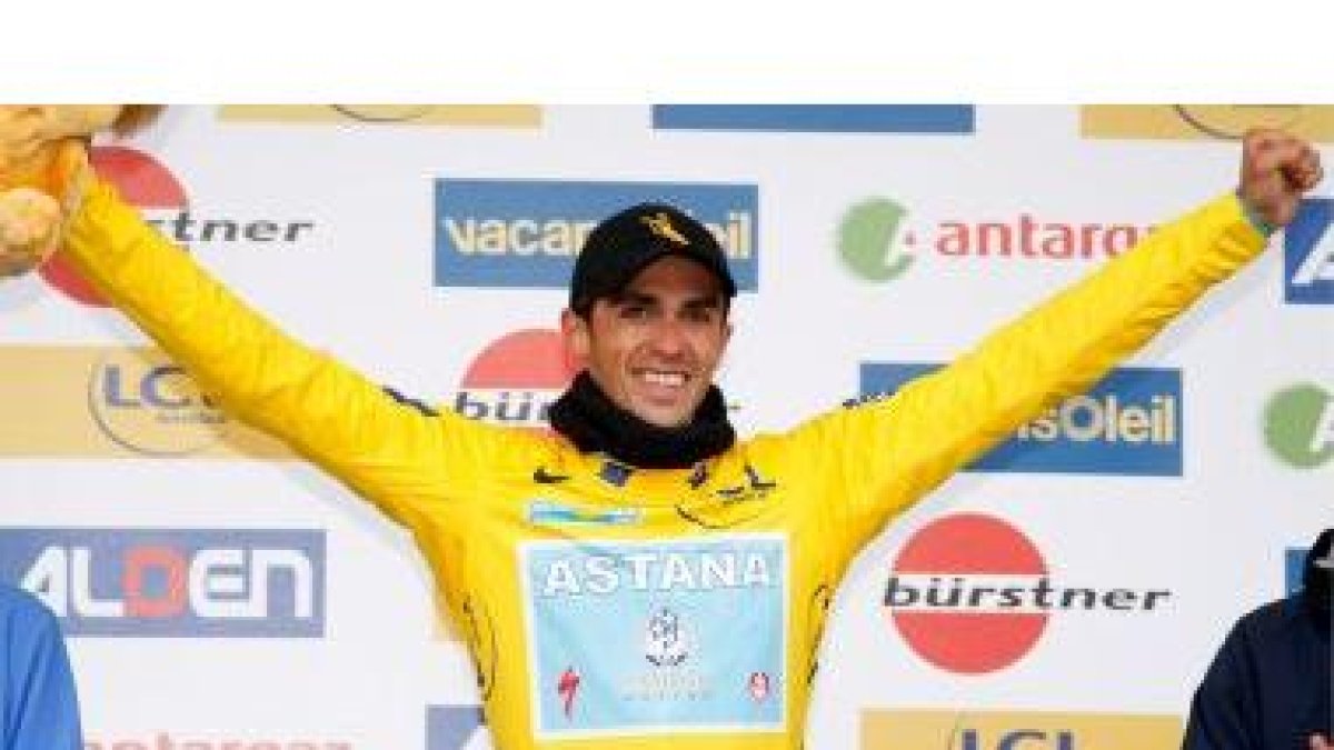 Alberto Contador, en el podio sonriente en el podio con el maillot de líder de la París-Niza.