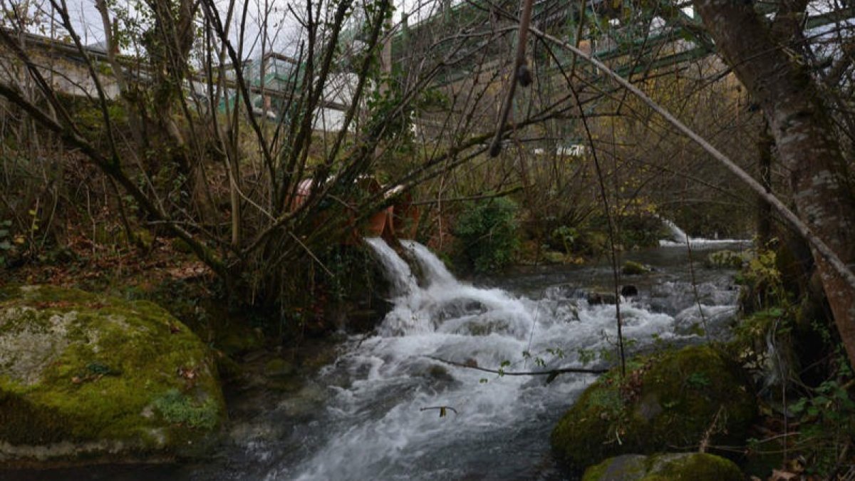 Vertido de agua de León a Asturias por los túneles del ferrocarril de alta velocidad. ARCHIVO