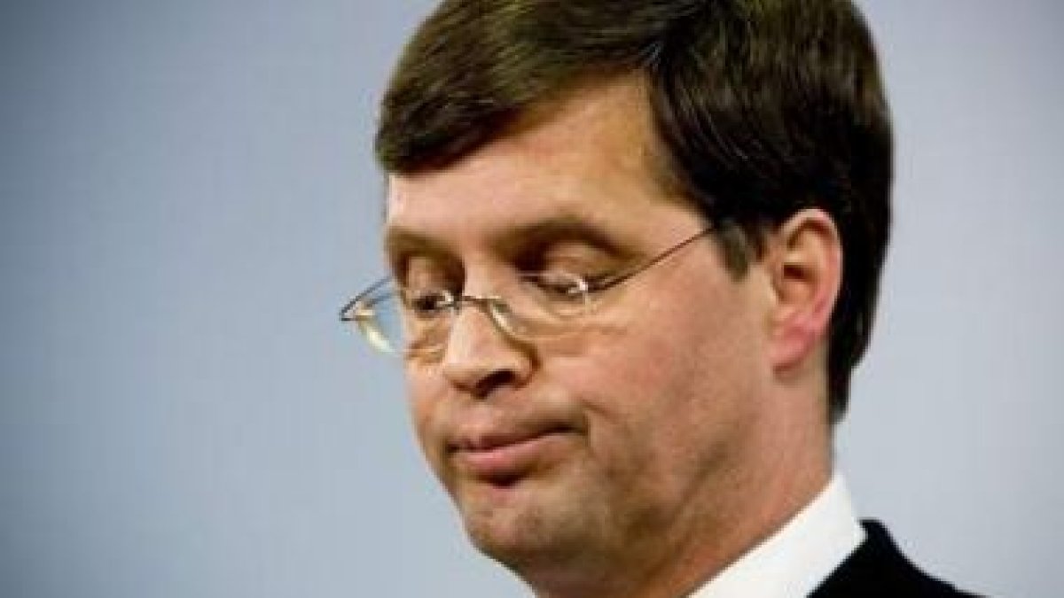 El primer ministro holandés, Balkenende, anuncia la disolución de la coalición del gobierno.