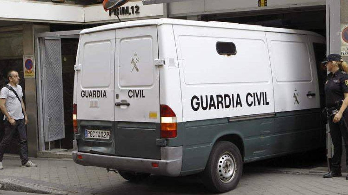 Furgón de la Guardia Civil en el que se trasladó a Luis Bárcenas a la Audiencia Nacional.