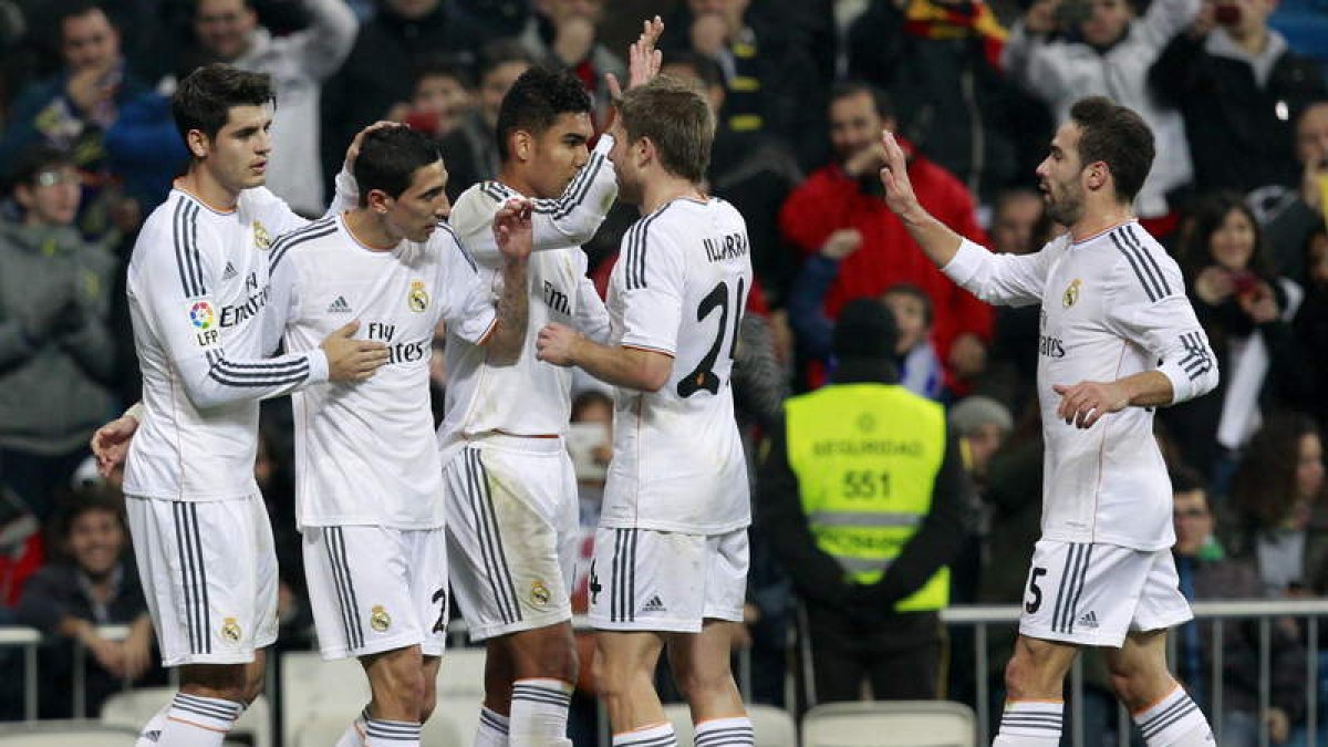 Los jugadores del Real Madrid felicitan a Di Maria por su gol.